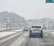 겨울 한파에 자동차도 '꽁꽁'…안전운전 관리법은