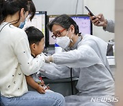 '9시 77명 대기' 소아과 대란에 '오픈런'...접수 시작 동시에 오후까지 마감