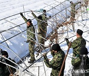 폭설 피해 농가 돕는 육군 11공수특전여단