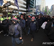 행진하는 민주노총 조합원들