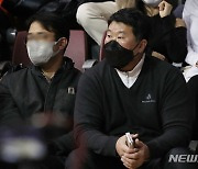 최동수 코치 '김승기 감독 고양 캐롯 응원 왔어요'