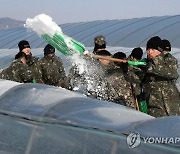 31사단 장병들, 폭설 피해 본 비닐하우스에서 복구작업