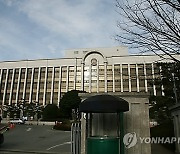 알몸으로 모텔 배회하고 경찰관 때린 30대 벌금형