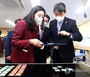 AI교육 선도학교 찾은 이주호 부총리