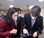 AI교육 선도학교 찾은 이주호 부총리