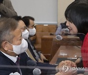 이상민 행안부 장관 손 잡고 호소하는 유가족