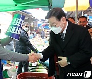 이재명 대표 '광주 상인의 응원 받으며'