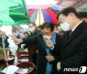 '응원의 낙지' 받는 이재명 대표