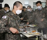 또 올리는 군 급식비… 해마다 늘어나는 음식물쓰레기