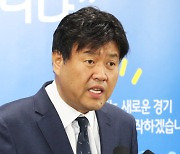 '뇌물 추가기소' 김용 "썼다 지웠다 하는 공소장 기막혀"