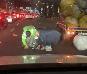 [영상]홍석천, 앞차서 쏟아진 쓰레기…"차 세워!" 내려서 한 일