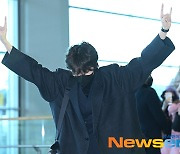 BTS 제이홉, 출국은 힙하게 [포토엔HD]