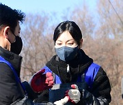 [T포토] 김소연 '깨지지 않게 조심조심'