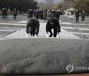 김경수 전 지사 내외 봉하마을 참배