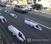 오체투지하는 비정규직 이제그만 공동투쟁