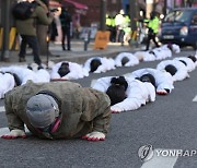 마포역 방향으로 오체투지하는 비정규직 이제그만 공동투쟁