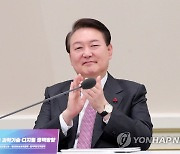 다누리호 달 궤도 진입 성공에 박수치는 윤석열 대통령