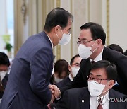 인사하는 한덕수 국무총리와 국민의힘 주호영 원내대표