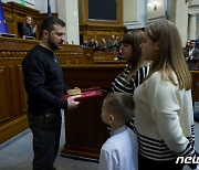 우크라이나 軍 가족에 시상하는 젤렌스키 대통령