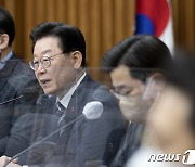 토론회 발언하는 이재명 민주당 대표