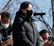 추모사 하는 유은혜 김근태재단 이사장