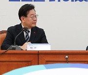 마주 보는 이재명 대표와 콜린 크룩스 주한영국대사