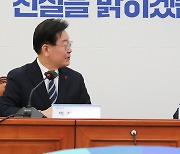 콜린 크룩스 주한영국대사와 대화하는 이재명 대표