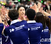 [포토] 하이파이브 하는 김연경, 승리 자축!