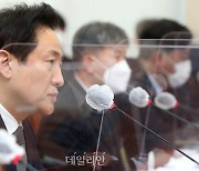 국정조사 질의 듣는 오세훈 서울시장