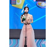 '2022 MBC 연예대상' 이미주, 우수상 맨발 수상…유재석 아빠 미소