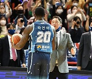 전창진 감독 “라건아 대기록 축하, 허웅 3R MVP 자격 충분”