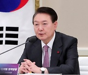 윤 대통령, 긍정 34%·부정 56%...실내마스크 해제 41% 찬성