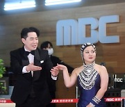 [포토] 박나래, '붐 에스코트 받으며 입장'(2022 MBC 방송연예대상)