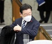 이재명, 김근태 추모미사 참석해 “민주주의 사방에서 무너지고 있다”