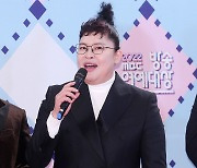 'MBC연예대상' 이영자, 올해의 예능인상 수상… "혼자 받은상 아니다"