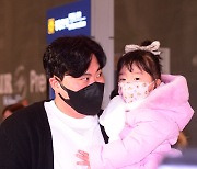 [MD포토] 류현진 '사랑하는 딸과 함께'