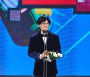 ‘올해의 예능인상’ 유재석 “전현무 대상? 곧 겨땀 터질듯”[MBC 방송연예대상]