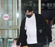 [ST포토] 류현진 '딸 손잡고 출국장으로'