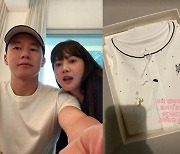 ‘김무열♥’ 윤승아, 임신 선물에 감동 “우리 아기 첫 옷”