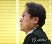 답변하는 조희연 교육감