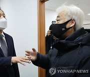 이종철 유가족 대표와 대화하는 오세훈 서울시장