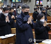 김근태 선생 유족과 기도하는 이재명 대표