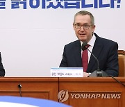 인사말 하는 콜린 제임스 크룩스 주한영국대사