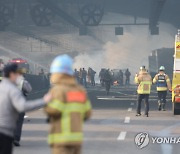 과천 제2경인고속도로 화재 진화하는 소방대원들