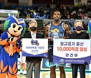 KCC 라건아, KBL 역대 5번째 1만 득점 달성…현역 최다 득점(종합)