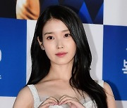 아이유, 연말 맞이 소외 계층에 2억 원 기부 "받은 사랑 함께 나누고파"