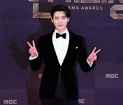 [TEN 포토] 이종석 'MBC 연기대상 대상 연습중'