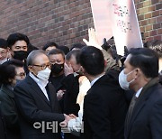 [포토]'사면·복권' 이명박 전 대통령, 지지자들과 악수