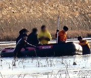 오프로드 차량 타다 늪에 빠진 3명…경찰, 영상통화 신고로 구조