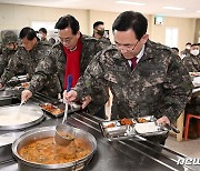 주호영 원내대표 '점심 배식'